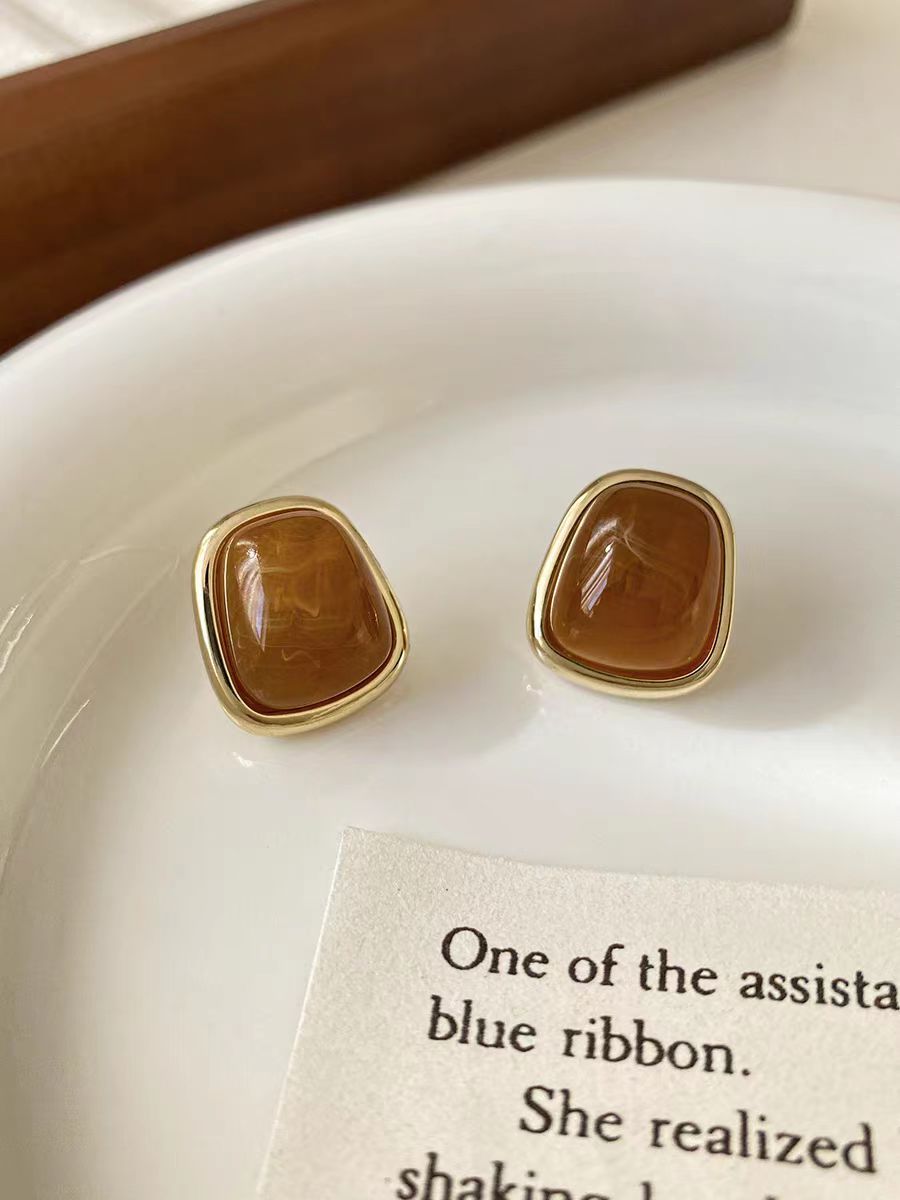 Örhängen med en sten